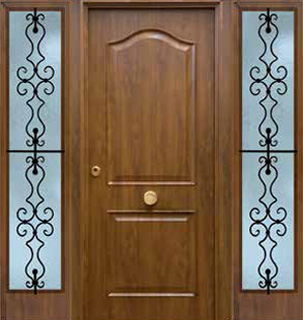 Puerta de seguridad modelo Semiprovenzal acabado roble viejo con fijos laterales de forja caracol.